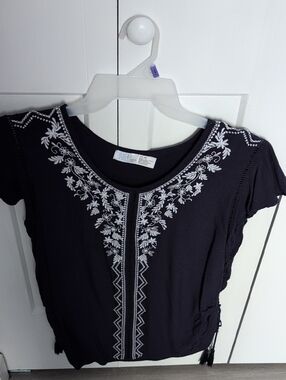 Time And Tru Navy Short-Sleeve Top with White Floral Stitching